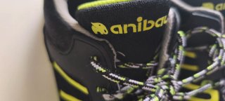 Zapatos de seguridad Anibal negros y verdes lima.
