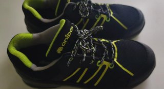 Zapatos de seguridad Anibal negros y verdes lima.