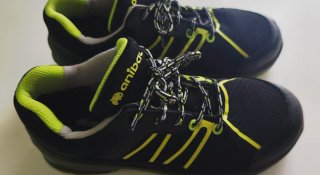 Zapatos de seguridad Anibal negros y verdes lima.