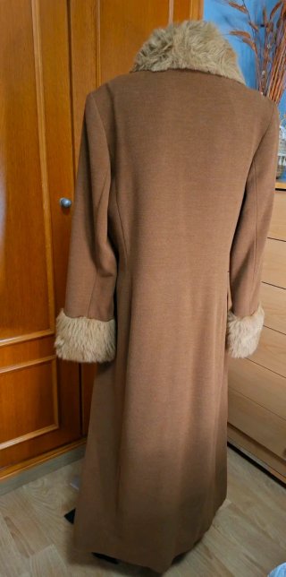 Abrigo largo marrón con cuello y puños de pelo