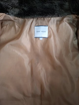 Abrigo largo marrón con cuello y puños de pelo