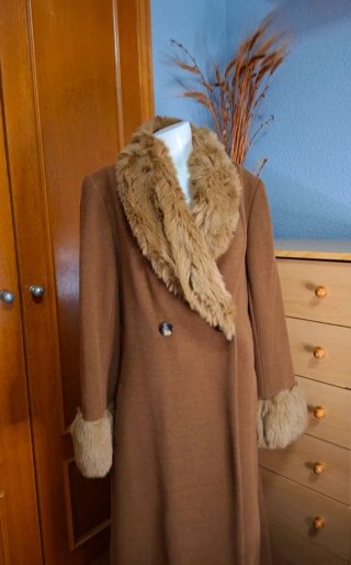 Abrigo largo marrón con cuello y puños de pelo