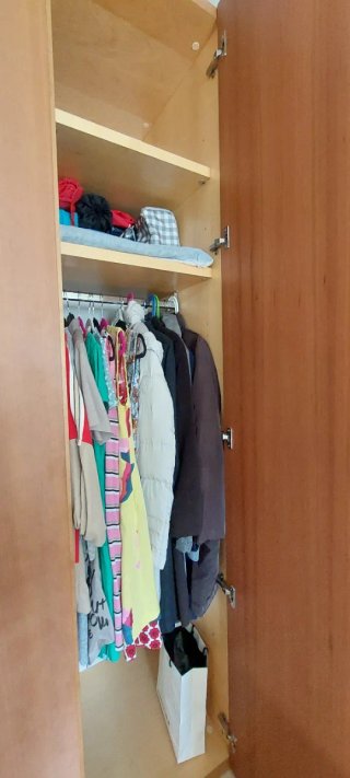 Armario madera cerezo gran capacidad. Buen estado