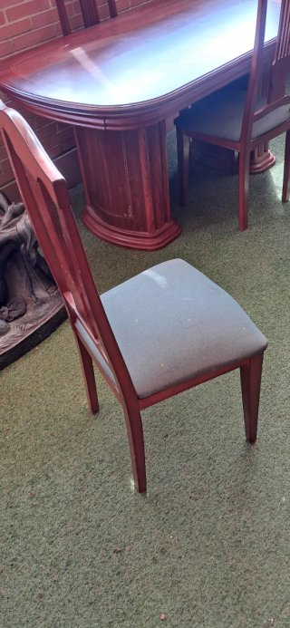 Mesa de madera y sillas