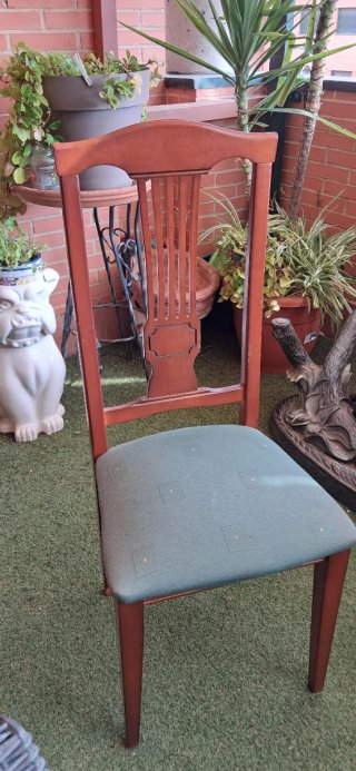 Mesa de madera y sillas