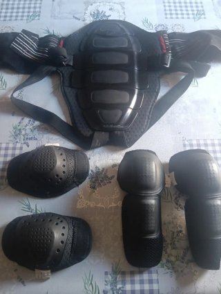 Moto + ruedas + Casco + Gafas + Mono + protección