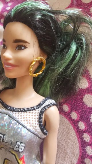 Barbie Mattel con capelli verdi e orecchini dorati