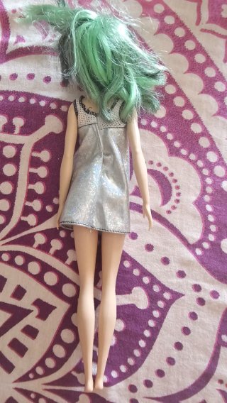 Barbie Mattel con capelli verdi e orecchini dorati