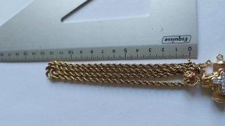 Collar Cruz Oro y Diamantes con Rubí