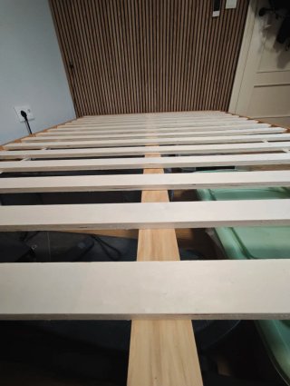 Letto in frassino massello con rete a doghe