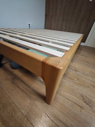 Letto in frassino massello con rete a doghe