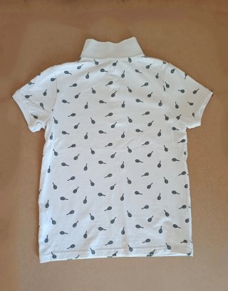Polo blanco con raquetas de tenis