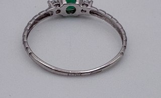 00580 ANILLO ORO BLANCO CIRCONITAS Y ESMERALDA