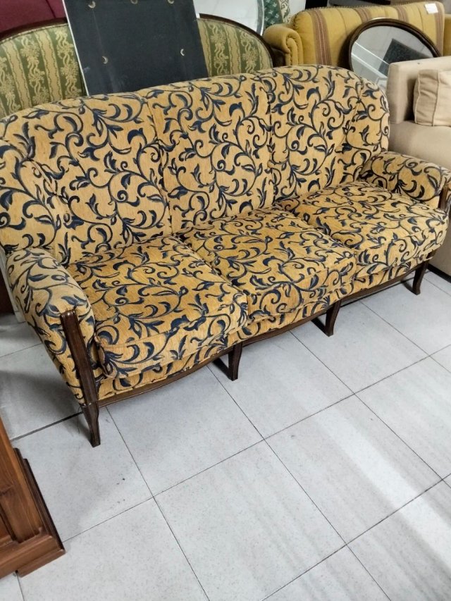 Sofá de tela con estampado floral