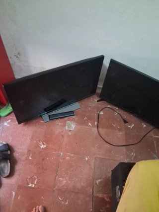 Toshiba Smart TV Negra y Samsung 32