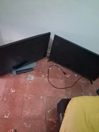 Toshiba Smart TV Negra y Samsung 32
