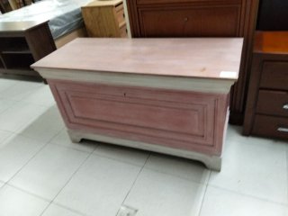 Baúl de madera rosa y beige