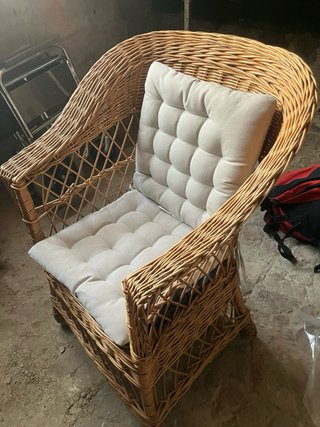 Sillón de mimbre con cojín gris
