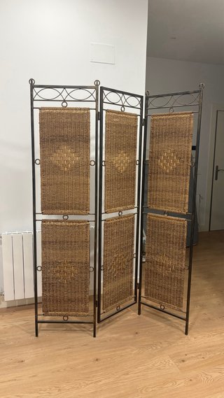 Biombo decorativo trenzado y estructura de hierro