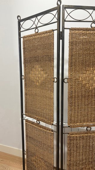 Biombo decorativo trenzado y estructura de hierro