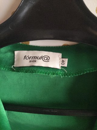 Chaqueta torera verde con broche