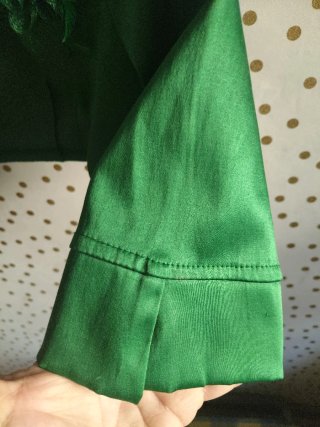 Chaqueta torera verde con broche