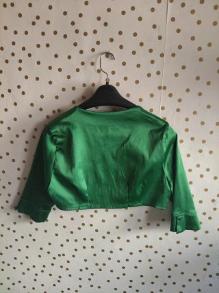 Chaqueta torera verde con broche