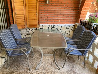Mesa terraza y 4 sillones con cojines