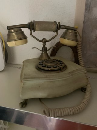 Teléfono antiguo beige y dorado