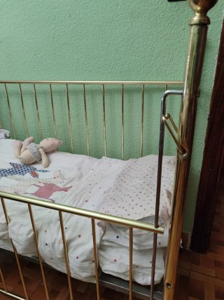 Cuna vintage dorada cromada