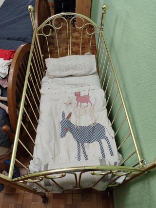 Cuna vintage dorada cromada