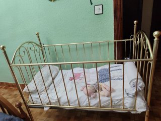 Cuna vintage dorada cromada