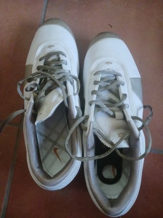 Zapatillas de golf Nike blancas y grises