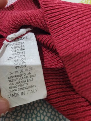 Top de punto rojo con volantes