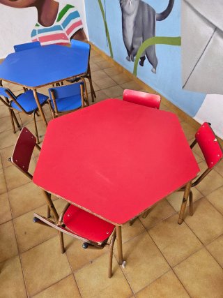 Mesas y Sillas Infantiles (4 Mesas, 16 Sillas)