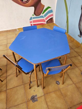 Mesas y Sillas Infantiles (4 Mesas, 16 Sillas)