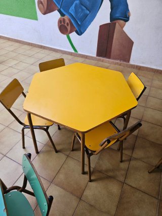 Mesas y Sillas Infantiles (4 Mesas, 16 Sillas)