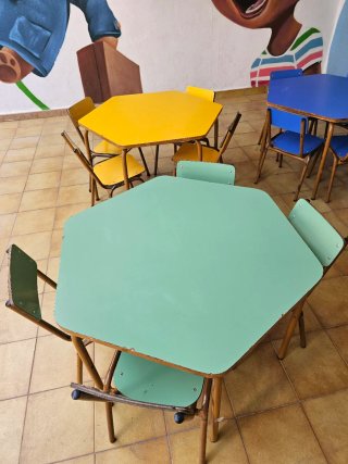 Mesas y Sillas Infantiles (4 Mesas, 16 Sillas)