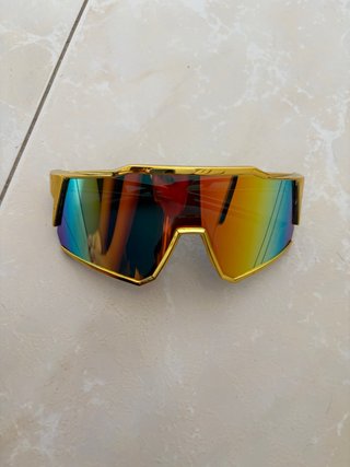 Gafas de sol doradas espejadas