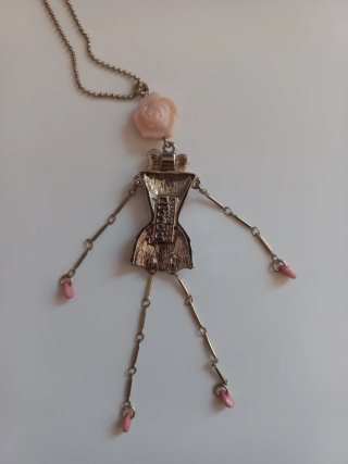 Collar largo muñeca rosa Bala Booste
