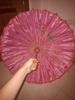 Paraguas japonés rosa con flores