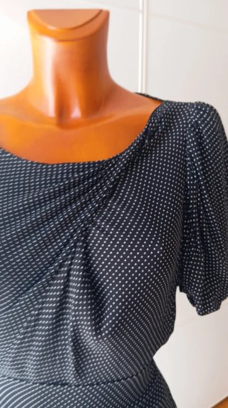 Vestido vintage negro lunares blancos.