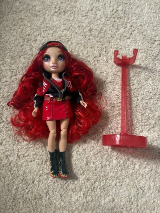 Muñeca Rainbow High Ruby Anderson Serie 1