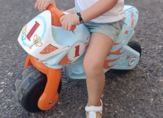 Moto correpasillos infantil azul y naranja