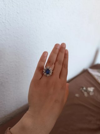 Anillo azul estilo Lady Di con marquesitas