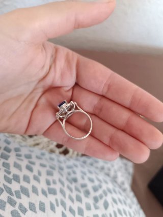 Anillo azul estilo Lady Di con marquesitas