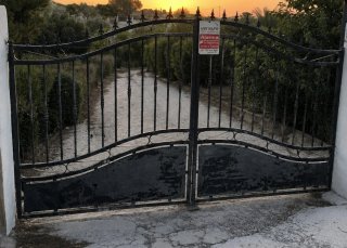 Puerta metálica forja entrada chalet o campo