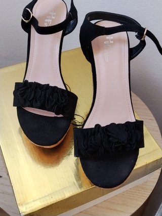 Sandalias negras cuña flor