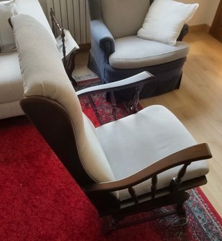 Sillón mecedora madera y tela gris