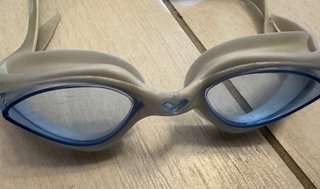 Occhialini nuoto Arena grigi lenti azzurre